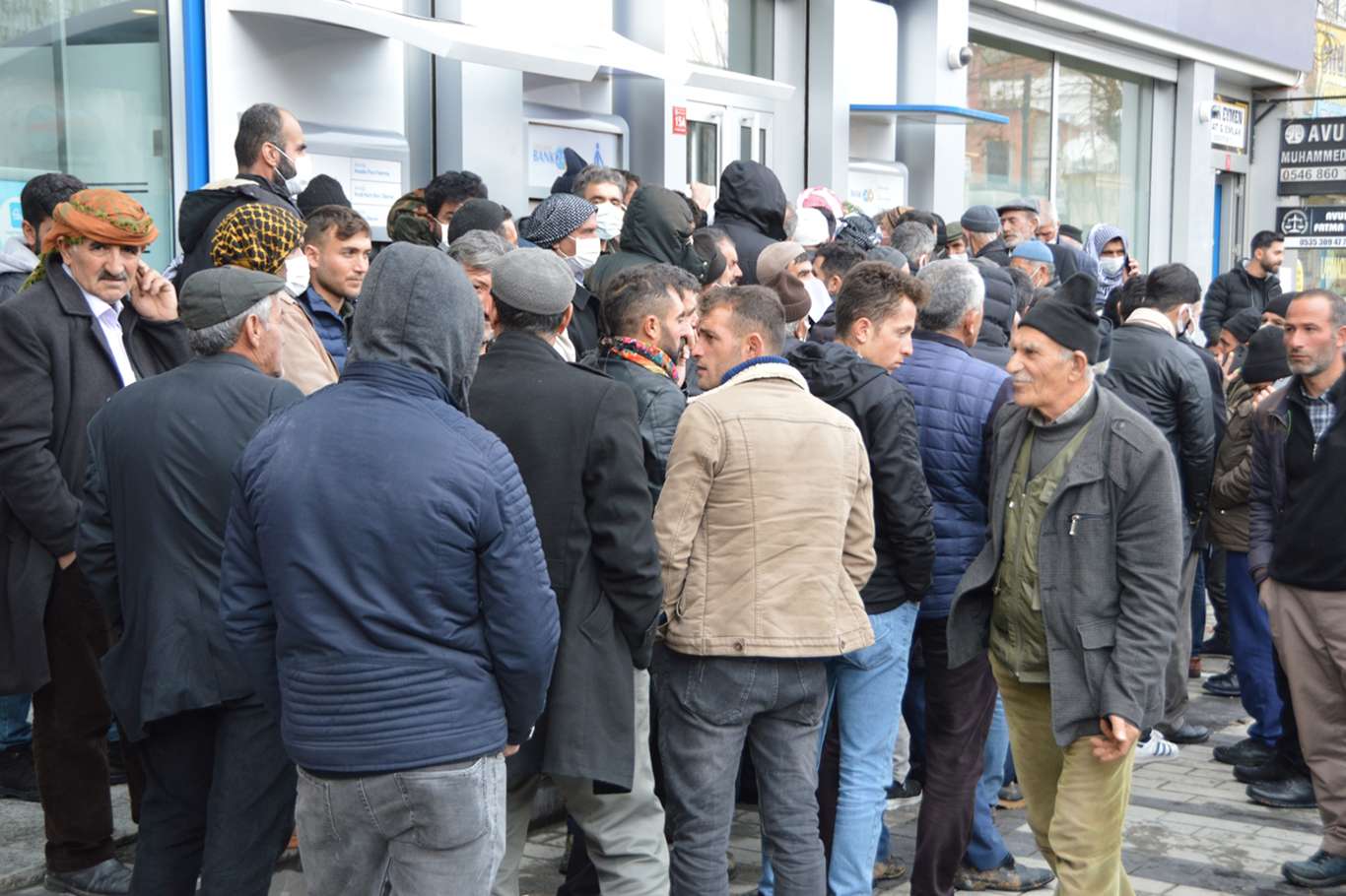 Ucuz fiyata satılan arpadan alabilmek isteyen halk uzun kuyruklar oluşturdu